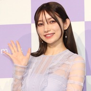 後藤真希、大胆胸元ざっくり＆オフショル純白ドレス披露！