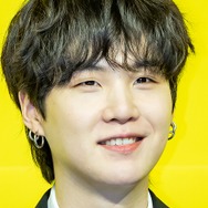 【写真】BTS・SUGA、カムバック公演のオフSHOT公開！JIMINとのツーショットに反響も「メロすぎ」「尊い」