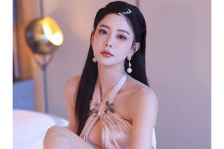 こぼれ落ちそう…“世界で最も美しい顔”2位の韓国女優、胸元オープンドレスでボリューム感あらわ 画像