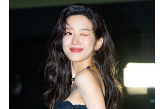 「ほぼ全部見えてる」衣装が話題になった女優ムン・ガヨン、“美デコルテ”あらわなドレス姿で春の女神に 画像