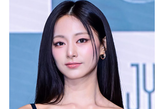 上目遣いにドキドキ…TWICE・ツウィ、ゆるめ衣装で際立つ“危うい雰囲気”にファン騒然「キャー！」「限界突破してる」 画像