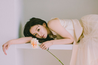 島袋寛子、デビュー30周年記念の新ビジュアル公開＆SNS開設！ 画像