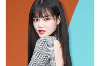 ナイトプールで開放的なスイムウェア姿…タトゥーも堂々披露、元K-POPアイドルの近況に「気絶しそう」の声 画像