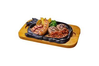 スモーキーなBBQソースが食欲そそる！ビッグボーイ、「大俵ハンバーグのトリプルグリル」期間限定で16日より販売 画像