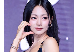 しなやか曲線に釘付け…TWICE・ツウィ、ほぼ“バックレス”衣装で美背中全開「油断した」「やばい」 画像