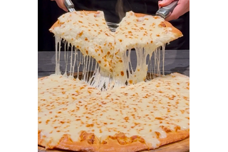 ドミノ・ピザ、チーズ＆からあげ＆ポテトがほぼ1kg！「ほぼ1kgウルトラチーズ」が復活！GWに「デカ盛り祭」期間限定開催 画像