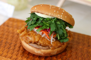 【実食】“アジアの屋台料理”を表現したパクチーバーガーを食べ比べ！フレッシュネスのファン投票で選ばれた新作&復活メニューを実食 画像