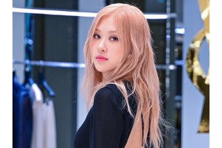 スレッスレ…BLACKPINK・ロゼ、透けた黒ミニワンピで艶やかに！寝そべり写真も 画像