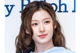 TWICE・サナ、“春の女神”のような美貌で視線をクギ付けに！爽やかルックでイベント出席 画像