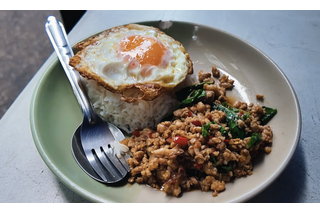 【アジア美食レポート】路地裏50バーツから和牛まで！一度は食べたいバンコク“絶品ガパオ”3選 画像