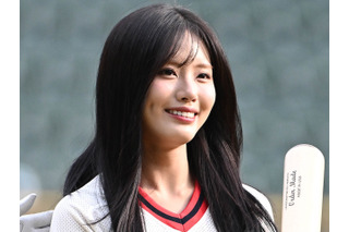 球場に舞い降りた天使…fromis_9・ジウォン、「スポーツアナウンサー体験」に挑戦【独自写真】 画像