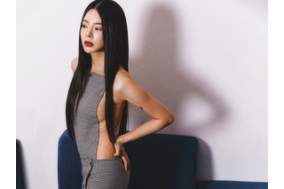 華奢ボディとのギャップが…韓国女性歌手、“胸元ぱっくり”トップスからボリューム感チラ見え 画像