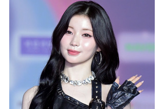 下げすぎじゃない？日本人K-POPアイドル、大胆“腰見せファッション”に視線集中「きゃー！」 画像