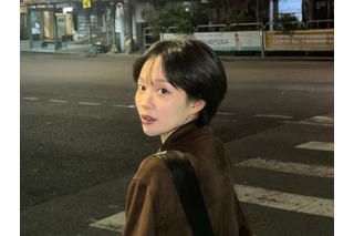 深夜の散歩で見せた“圧倒的彼女感”！韓国女優のエモさ溢れる近況ショットにファン悶絶 画像