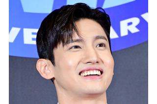 東方神起・チャンミン、日ごとに増す輝き…日本で白タキシード姿披露「かっこよすぎ」 画像