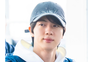 BTS・JIN、遊園地を楽しむ“自然体”ショット公開！ステージとのギャップにファン悶絶… 画像