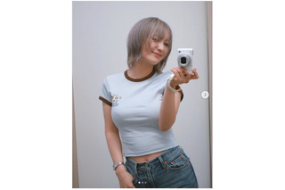 伊藤愛真、ホワイトベージュのショートウルフに！ヘソちらファッションも反響 画像
