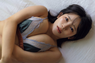 天木じゅん、親友・永尾まりや撮影の卒業グラビアを『FLASH』で披露！ 画像
