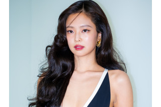 上半身の布面積が…BLACKPINK・ジェニー、みぞおちまで丸見え“ギリギリ”衣装で視線独占 画像