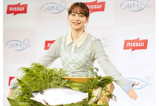 のん、サーモン一匹プレゼントに感動！エプロン姿で調理実演も 画像