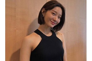 ボンキュッボン肉体美！双子育てるシンママ韓国女優、魅惑のスイムウェア姿でプールサイドに降臨 画像