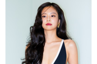 上は何も着用しない大胆さ！BLACKPINK・ジェニー、果敢なファッションへの挑戦で一皮むける 画像