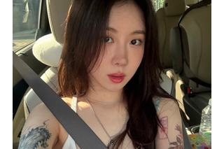 両腕にびっしりとタトゥーが、韓国女性歌手のビジュアルに注目　最新ショットに反響 画像