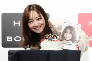 佐々木希、カレンダー発売！スッピン＆短パンショットは「普段の私」「子供が撮ってくれたかのよう」 画像