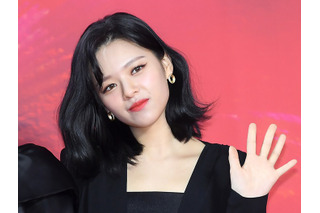 TWICE・ジョンヨン、至近距離ショットで際立つ“無欠点ビジュアル”に反響「毛穴ゼロ」「美の暴力」 画像