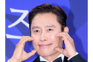 2歳娘の手をしっかりと繋いで…俳優イ・ビョンホン、服の買い物に出かける愛らしい日常 画像