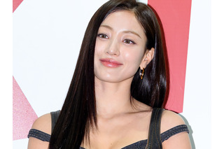 反則級のメリハリ体型…TWICE・ジヒョ、“パツパツ”黒ワンピで際立つボリューム感「言葉を失う」 画像