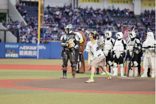 恒松祐里が自身初の始球式！大ファンの「スター・ウォーズ」グローグー風の衣装で投球！ 画像