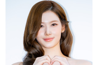 TWICE・サナ、“女神”と見紛うほどの美貌…きらめくマーメイドドレスでイベントに参加 画像