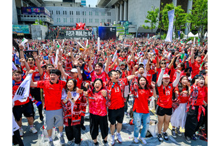 チアも登場、劇的勝利に1万8000人が歓喜に沸く　ソウルで韓国vsチェコ戦街頭応援　お昼時の会社員も選手にエール【北中米W杯】 画像
