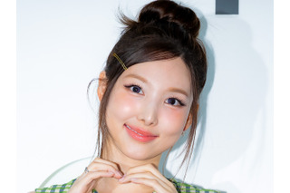 TWICE・ナヨン、眩しい“ビタミン笑顔”にキュン！爽やかお団子ヘアで魅力全開「ありえん可愛さ」 画像