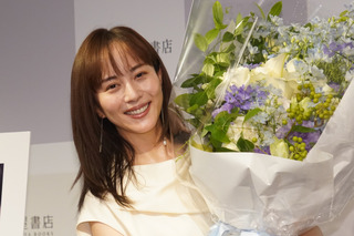 比嘉愛未、初のエッセイ集は「仕事」「恋愛」「結婚」など「覚悟を持って思いっきり書きました」 画像