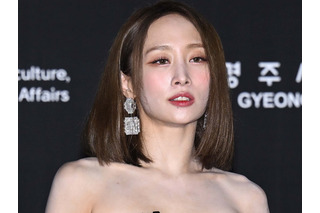 ミニスカから美脚がスラリ…KARA・ニコル、夏先取りの肌見せスタイルに反響「神ビジュアル」 画像