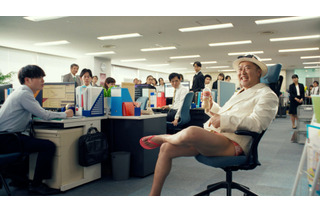 とにかく明るい安村が「しんどい6月」を明るく乗り切るWEB-CM公開！先輩社員・女性社員など4役に変身 画像
