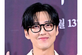 人気アイドルと“激似”の韓国俳優、11歳下妻へのプロポーズが再注目「映画のようにするのが当然だと…」 画像