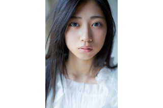 乃木坂46最年少・川端晃菜、15歳の魅力がさく裂！「無敵」をテーマにしたグラビアで魅了 画像