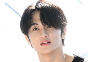 元NCTマーク、“人種差別Tシャツ”騒動後初めて公の場に　オールブラックコーデで空港に登場 画像