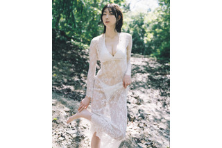 身長180cm＆バスト90cmの圧巻プロポーション！蔦谷里華が1st写真集『泥中の華』を発売 画像