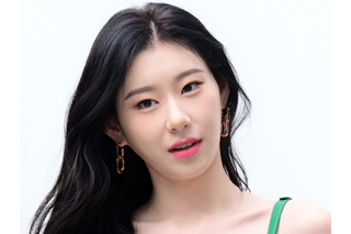 胸元ゆるめキャミで寝そべり…チェリョン、ベッド上の“誘惑ショット”に釘付け「ダメだよ」 画像