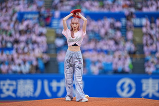 ME:IのSUZUが神宮球場で初始球式、ピンクのユニフォーム姿で堂々投球！ 画像