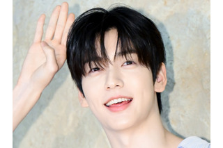 TXT・スビン、ウサギポーズが可愛すぎる！爽やかで夏らしい水色シャツ姿でイベントに登場 画像