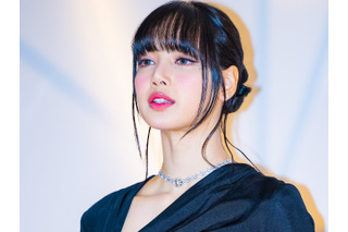 限界ギリギリ？BLACKPINK・リサ、腰までザックリ“大胆肌見せドレス”で視線独占「すっごい」 画像