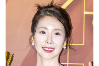大きなお腹とスリムな手脚のコントラスト　“芸能界最高齢”妊婦の韓国女優、出産2カ月前の姿を公開 画像
