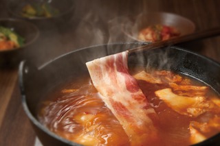 しゃぶしゃぶ温野菜の新商品「海鮮チゲ鍋」「コムタン鍋」を食べ比べ！夏限定韓国鍋フェア試食会が開催 画像