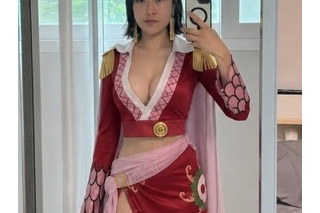 『ONE PIECE』ハンコックに変身した韓国女性芸人、胸元ざっくり衣装で“驚異のシンクロ率” 画像