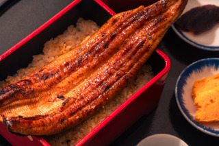 紐を引くだけでうな重が熱々に！築地うなぎ食堂「熱々チルドうな重」20日より全国受付開始 画像